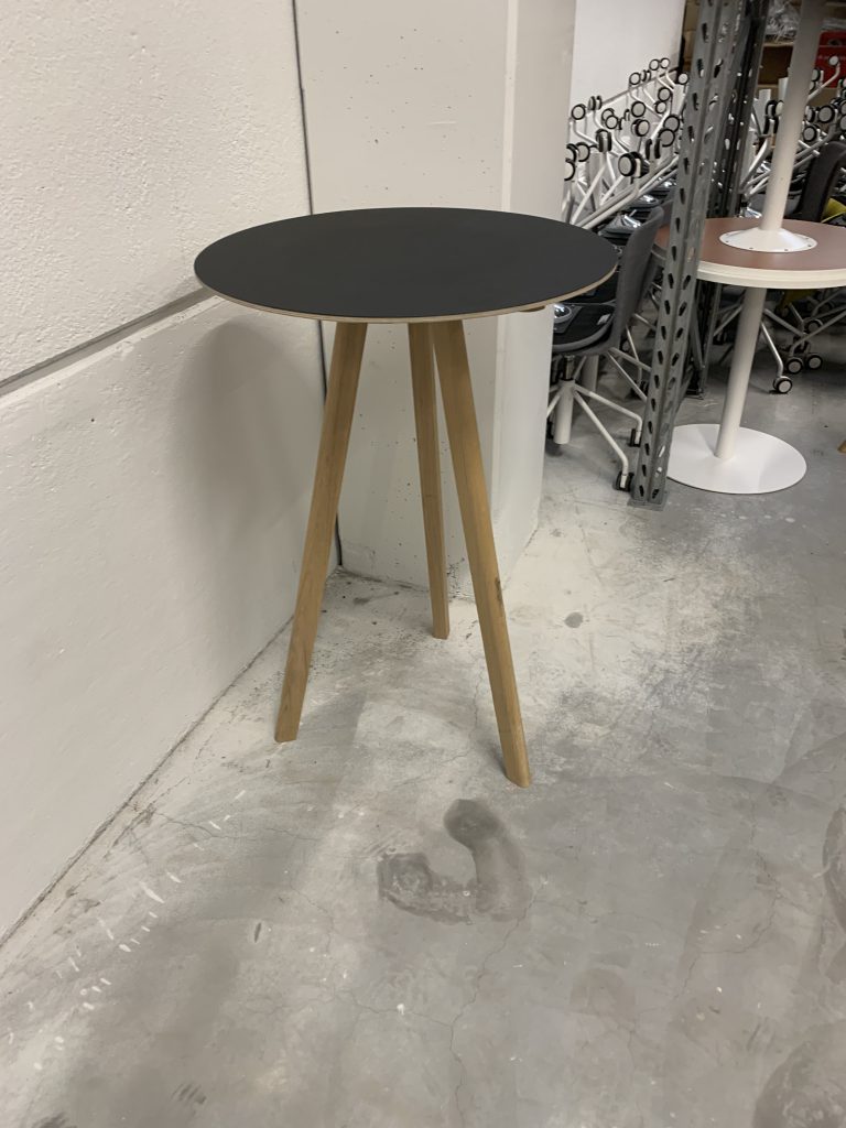 Korkea pyöreä pöytä